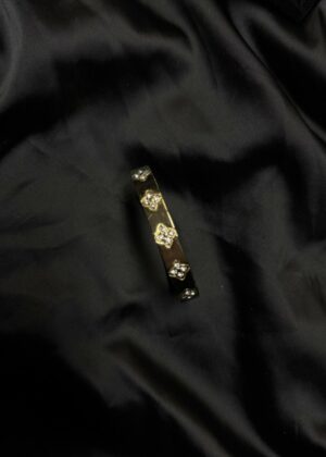 Твърда гривна цветя с камъни