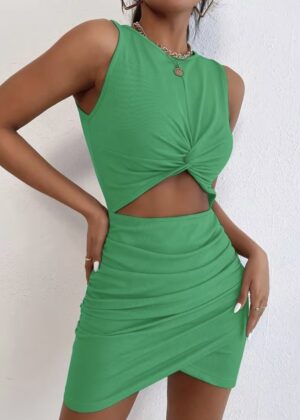 Зелена изрязана рокля